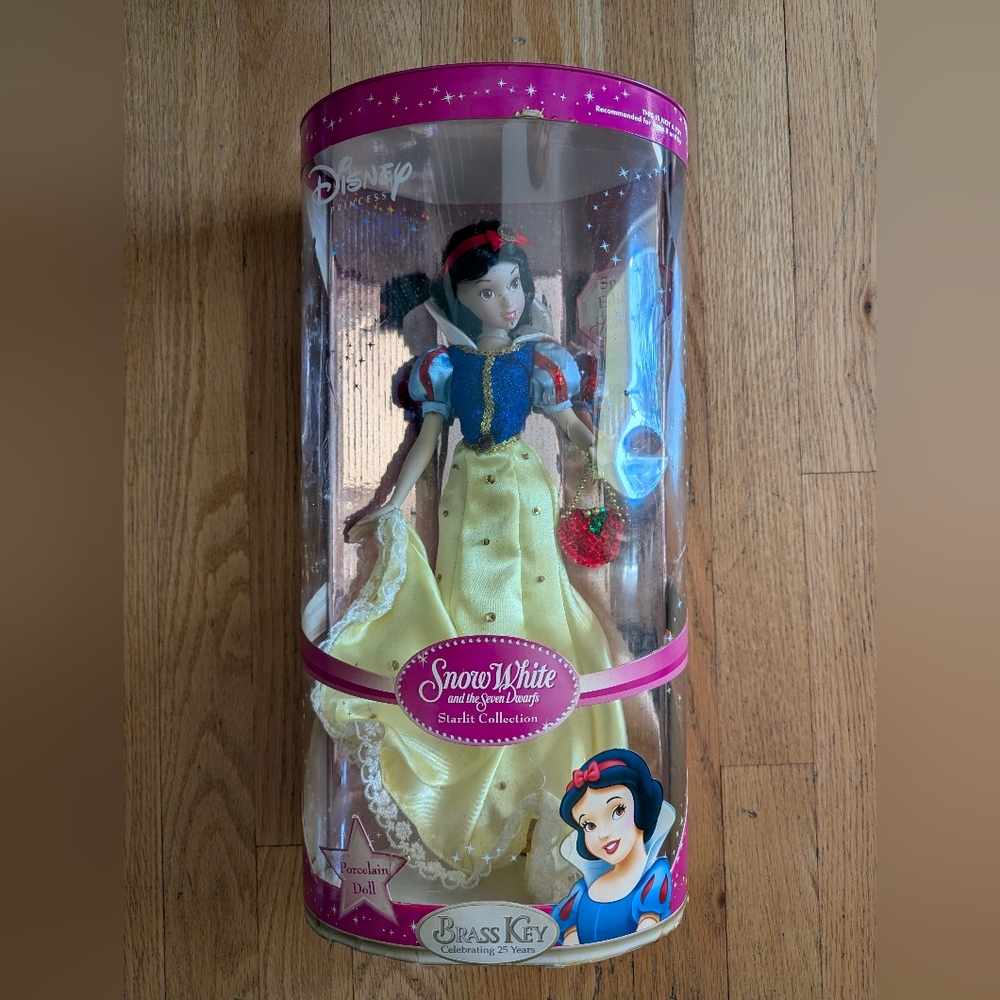 Disney Snow White 2006 Porcelain Doll Brass Key Starlit Collection.